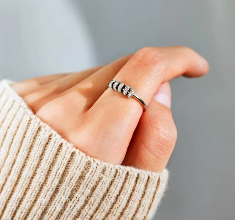 Anillo antiestrés ajustable con cuentas giratorias de colores