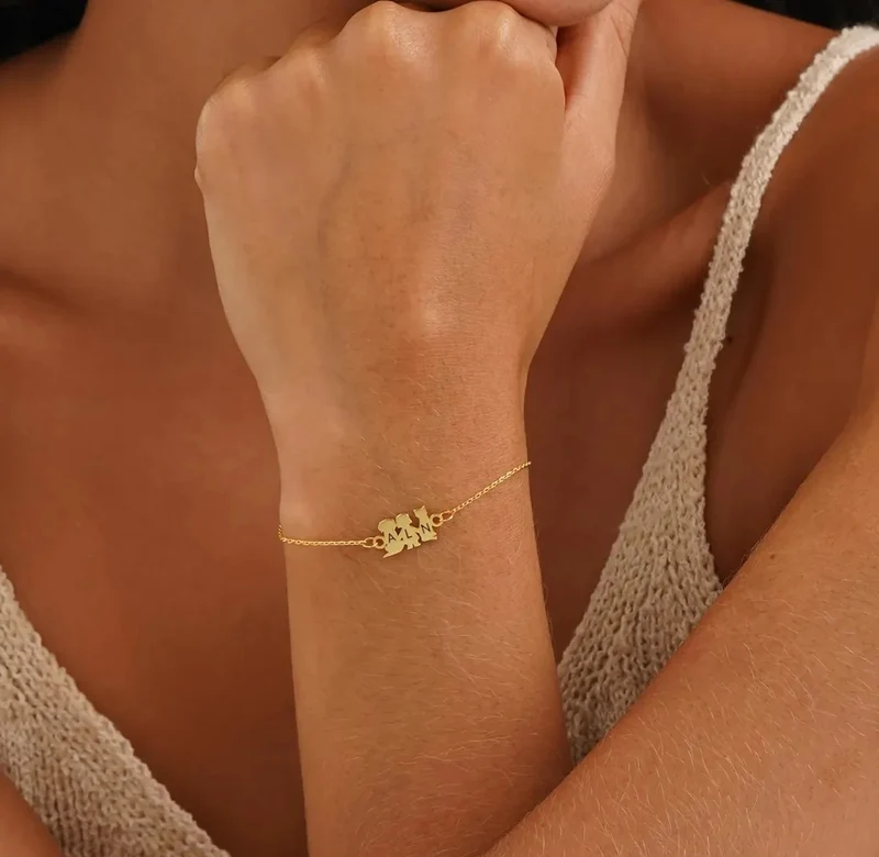 Pulsera personalizada con inicial y figuras de familia