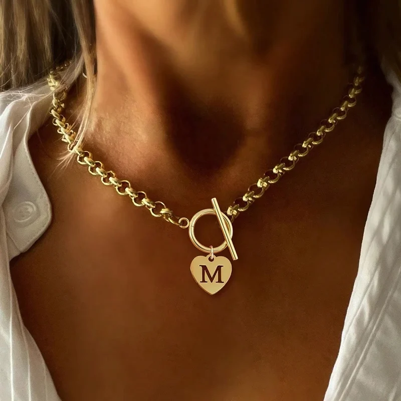 Collar Inicial en Acero Inoxidable con Corazón