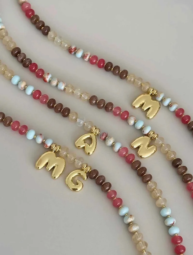 Collar con Inicial y Cuentas de Vidrio – Letra de Acero Inoxidable