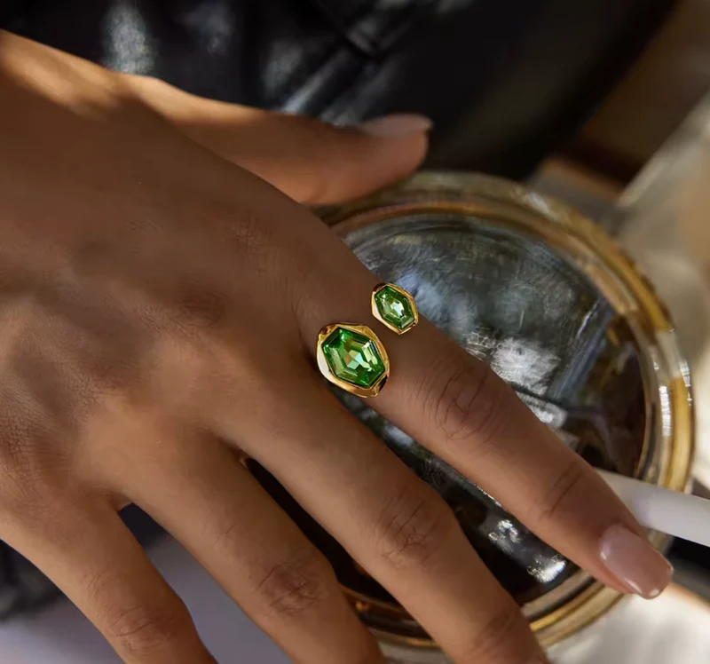 Anillo Dorado con Piedra Verde Ajustable en Acero Inoxidable