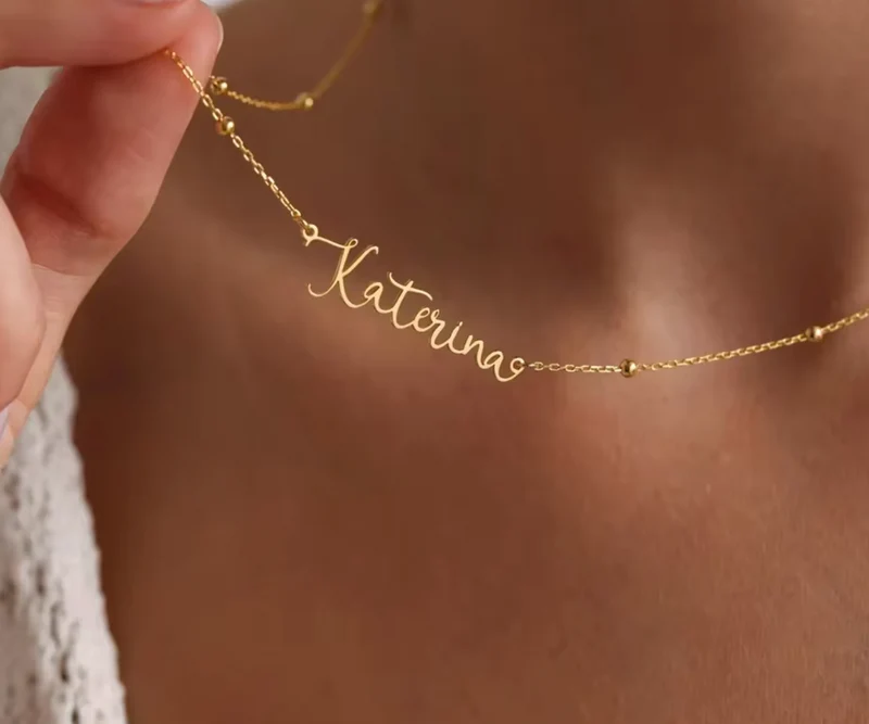 Collar con nombre personalizado dorado