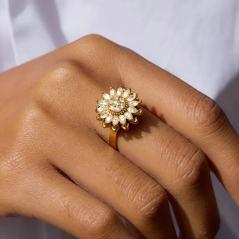 Anillo flor antiestrés dorado con circonitas ajustable