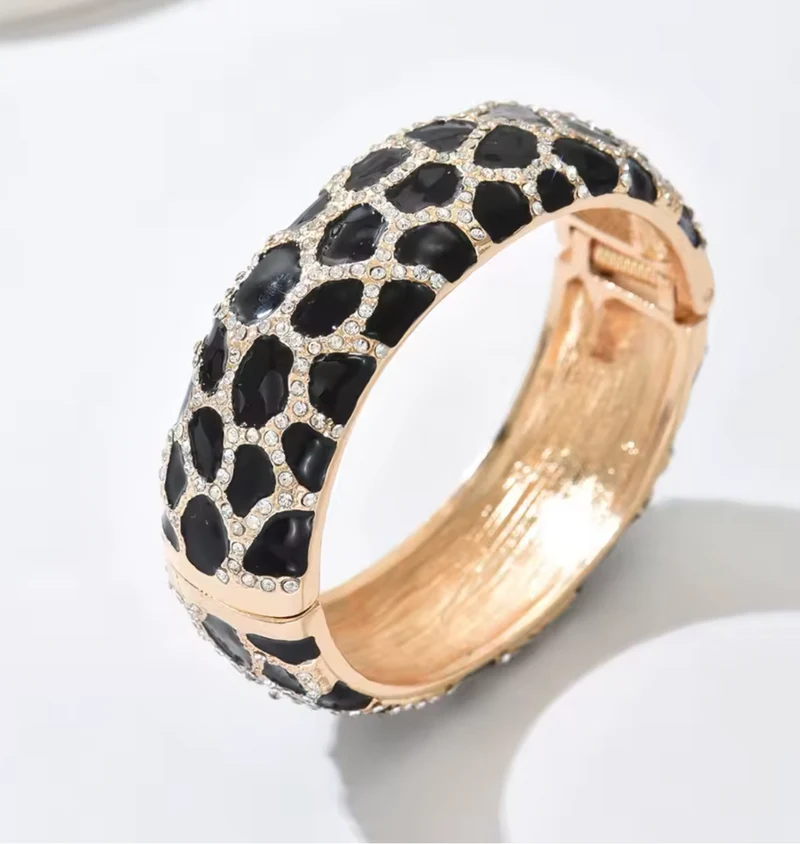 Brazalete Ancho Negro y Plateado con Diseño Geométrico Elegante