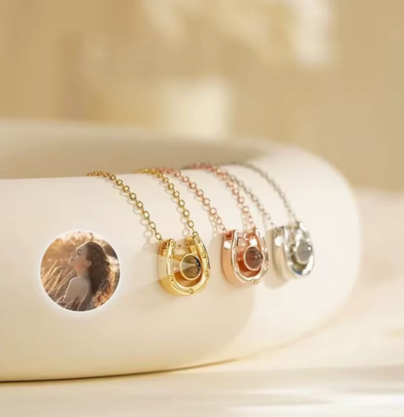 Collar con Foto Dentro Proyectable en Forma de Herradura – Amuleto de Suerte Personalizado