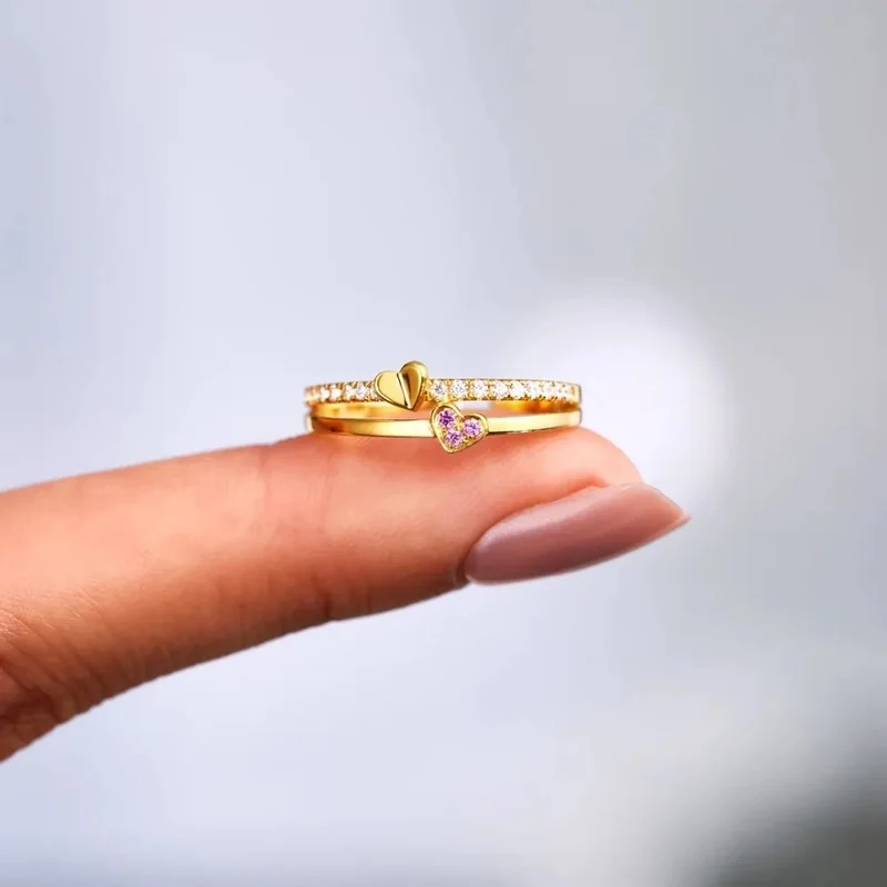 Anillo doble con corazones y circonitas | Acabado dorado – White and You