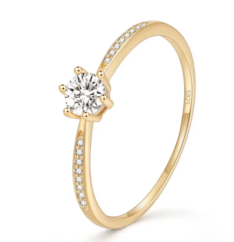 Anillo clásico de plata de ley con circonita brillante – Disponible en acabado dorado o plateado