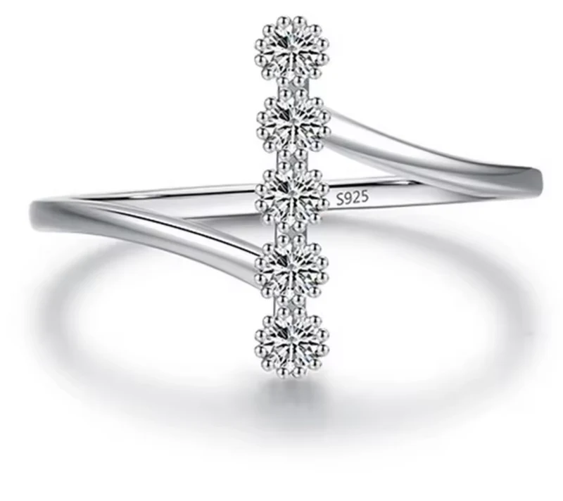 Anillo de plata de ley 925 con circonitas — anillo minimalista elegante