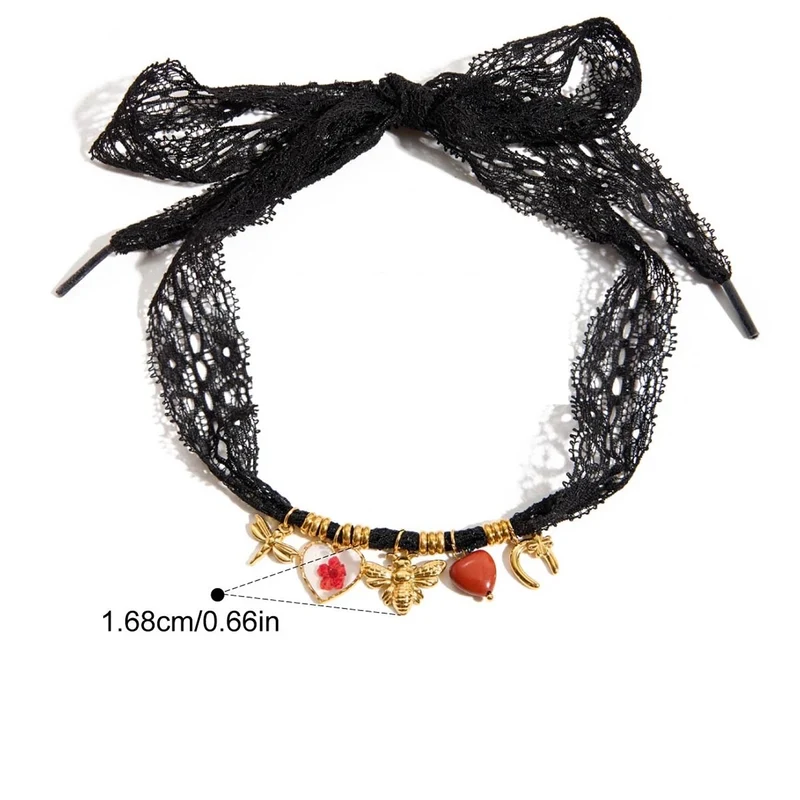 Collar choker de encaje negro con charms dorados y corazón rojo
