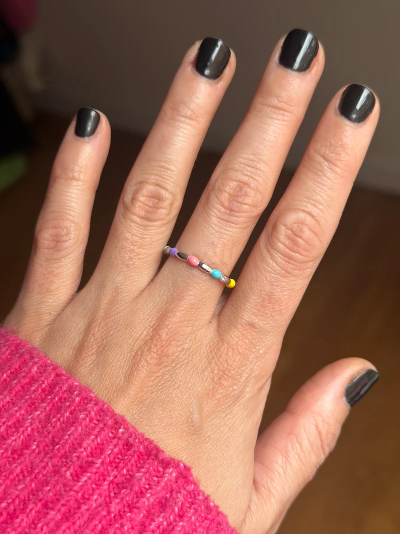 Anillo multicolor con cuentas de plata de ley