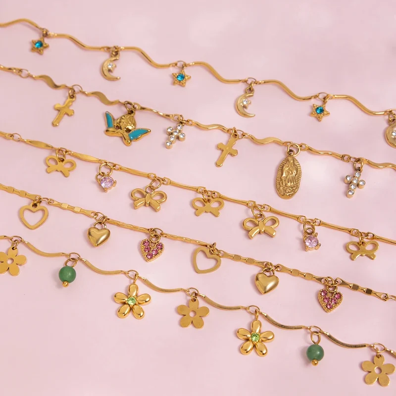 Pulsera dorada con charms | Modelos corazón, flor, luna y más