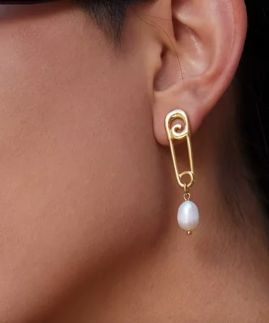Pendientes imperdible con perla de agua dulce | Acero inoxidable
