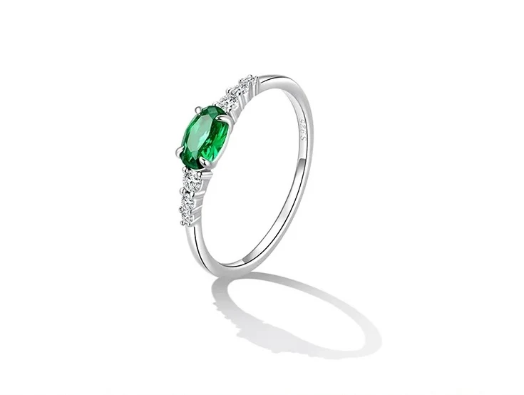 Anillo de plata 925 con piedra verde oval y circonitas