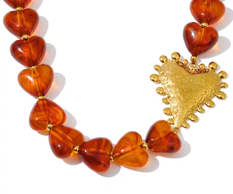 Collar de Corazones en Resina Ámbar con Colgante Dorado – Joyería Original Mujer
