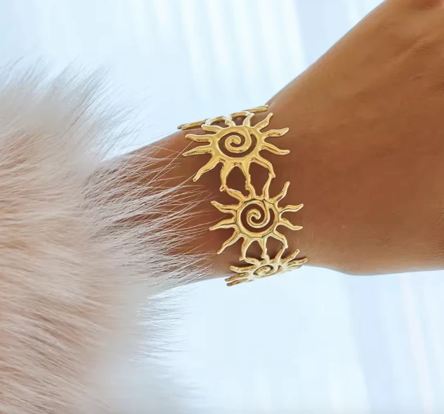 Brazalete dorado de acero inoxidable con diseño de soles – Joya elegante y resistente