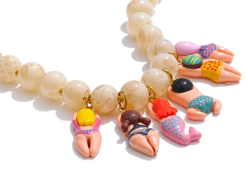 Collar veraniego con charms bañistas – Diseño original y divertido