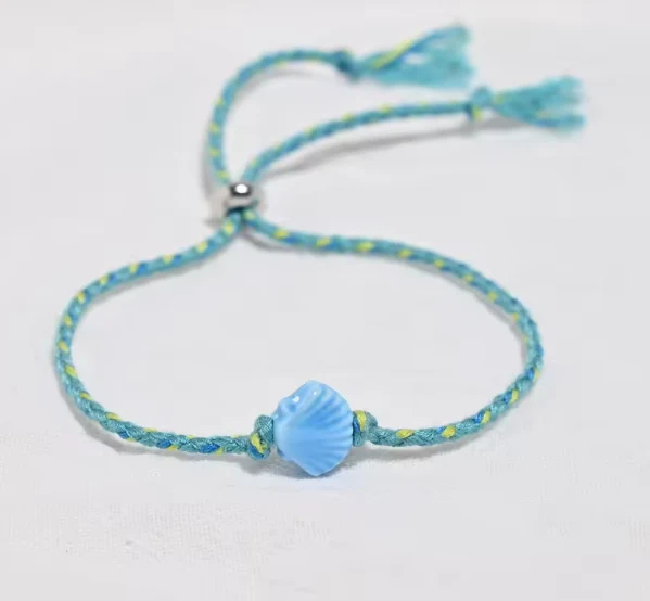 Pulsera de Hilo con Concha Esmaltada – Colores Surtidos