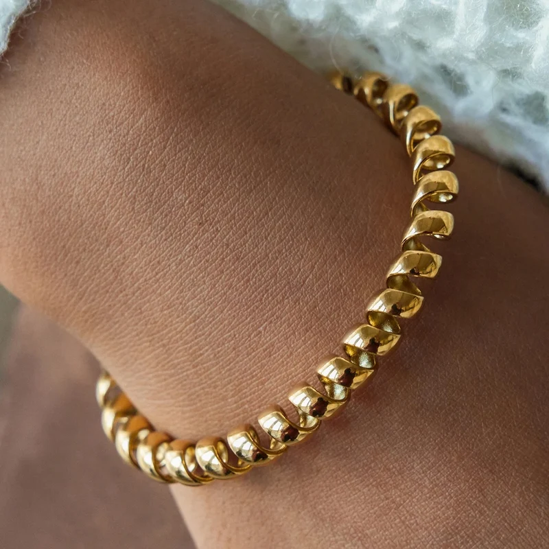 Pulsera espiral dorada de acero inoxidable – Ajustable e hipoalergénica