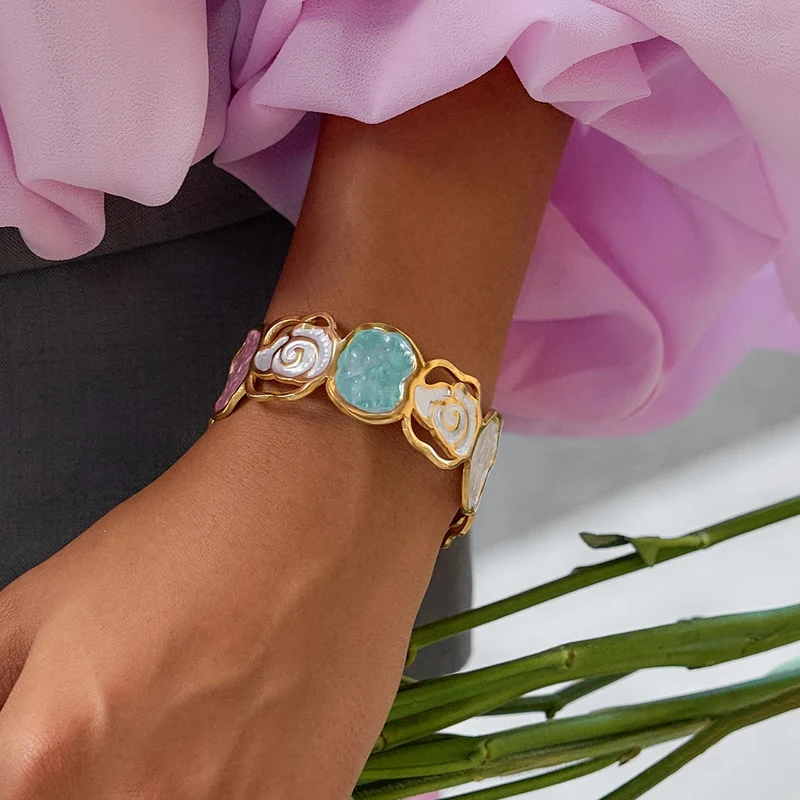 Brazalete dorado con detalles en tonos pastel de acero inoxidable