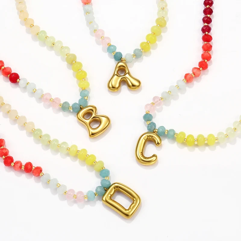 Collar con Inicial y Piedras Naturales – Bubble Letter
