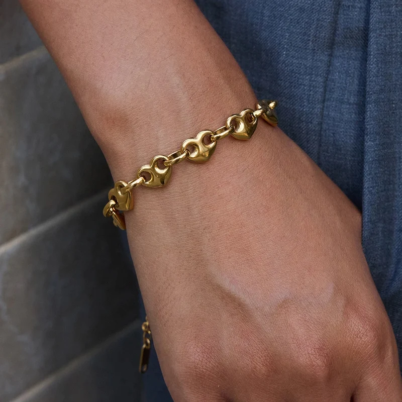 Pulsera Dorada de Eslabones en Forma de Corazón