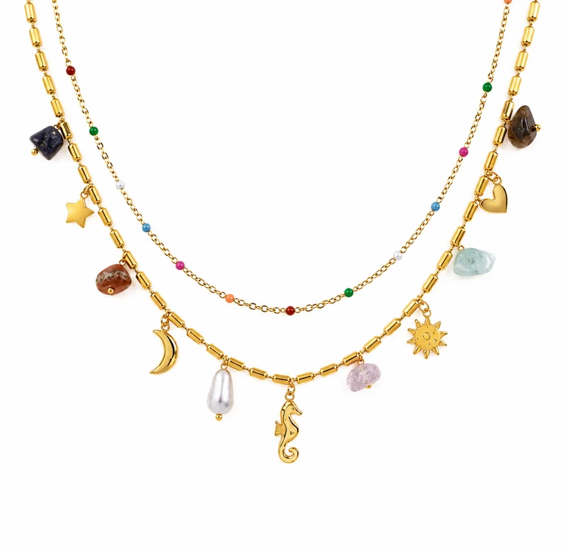 Collar dorado con charms de colores y doble cadena