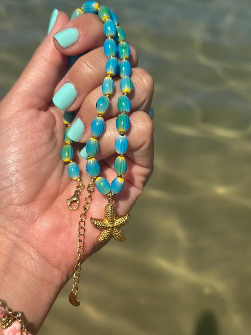 Collar de cuentas azul mar con estrella de mar dorada – White and You