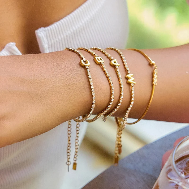 Pulsera con Inicial y Circonitas – Baño de Oro | Acero Inoxidable Ajustable