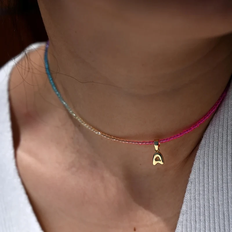 Collar choker multicolor con inicial dorada – Cuentas brillantes de cristal 38+5 cm
