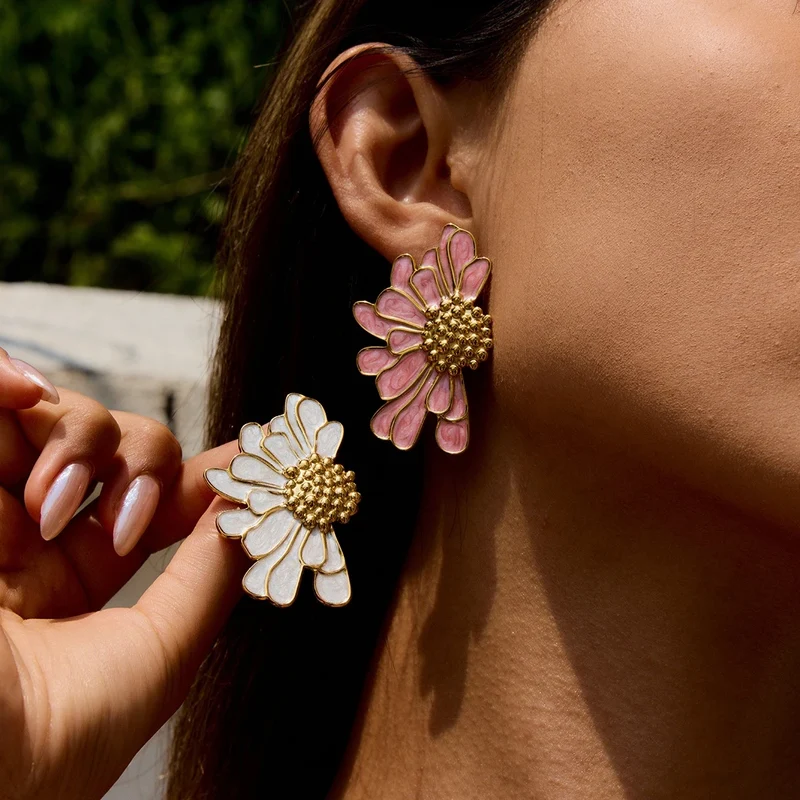 Pendientes flor grandes esmaltados – Diseño llamativo y veraniego 🌸