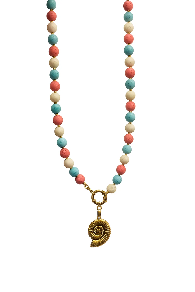Collar con caracola dorada y piedras volcánicas – Hecho a mano en España