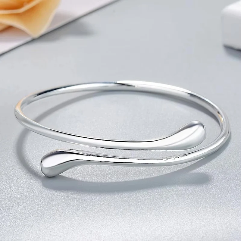 Pulsera Abierta de Plata de Ley 925 – Diseño Minimalista Elegante