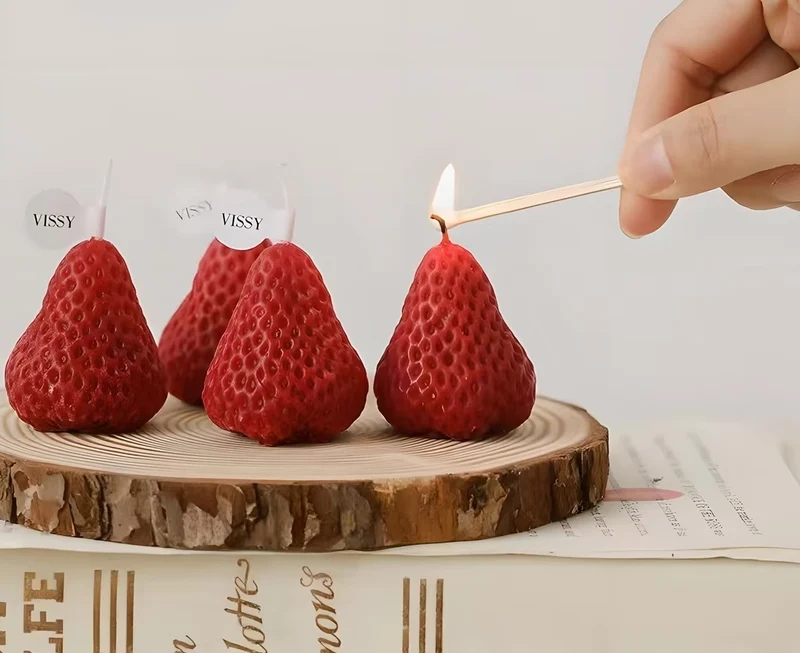 Vela Decorativa con Forma de Fresa