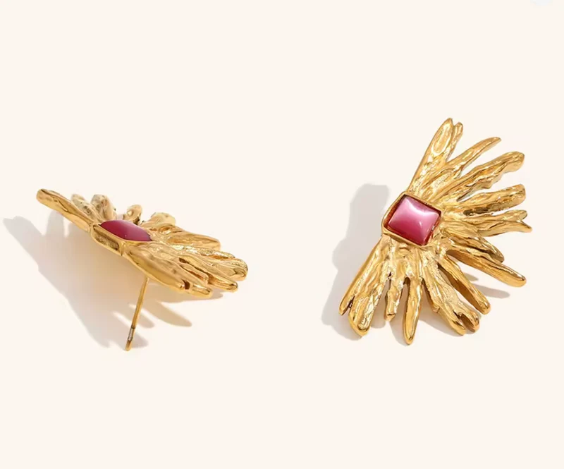 Pendientes Dorados Estilo Sol con Piedra Rosa – Diseño Texturizado Moderno
