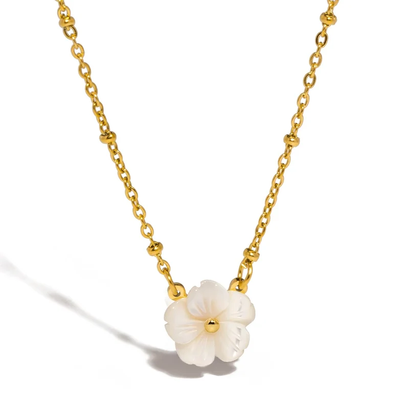 Collar Flor Blanca en Nácar con Cadena Dorada – Estilo Romántico y Minimalista