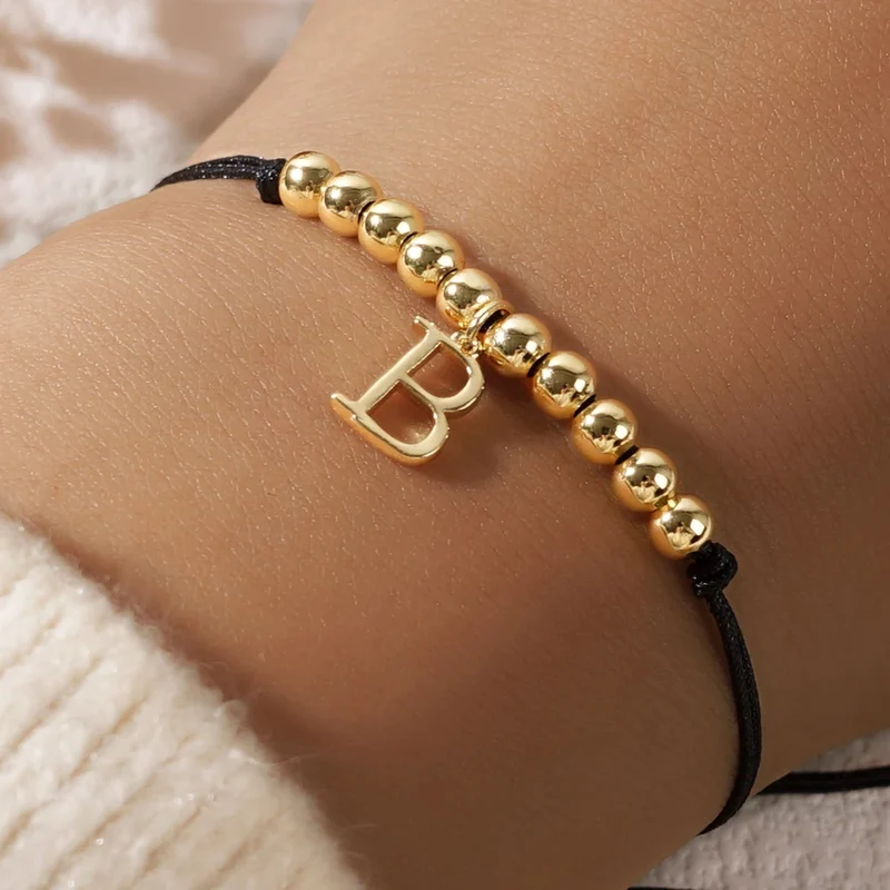 Pulsera de hilo negro con inicial
