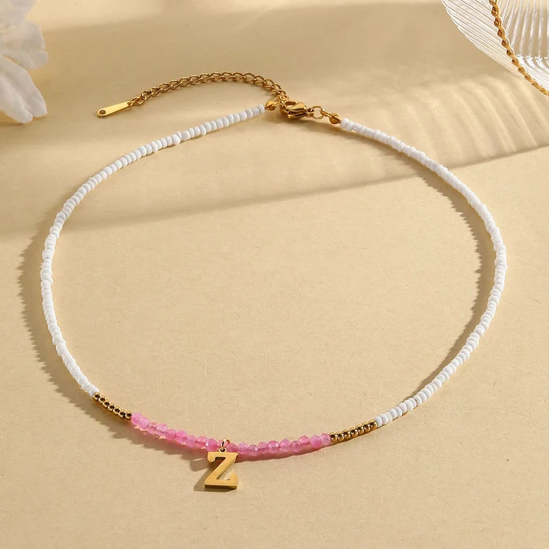 Collar de cuentas con inicial