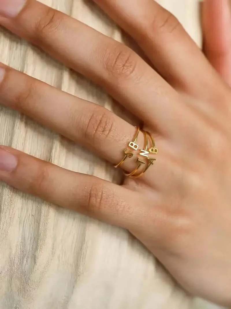 Anillo Personalizado con Dos Iniciales – Acero Inoxidable Bañado en Oro 14K