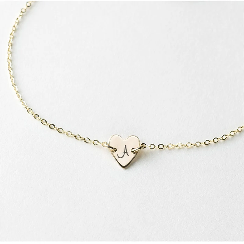 Pulsera Personalizada con Inicial – Charm de Corazón Bañado en Oro