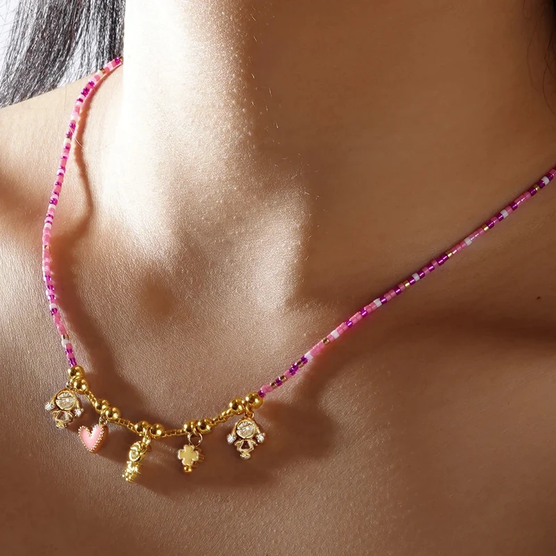 Collar de cuentas y charms