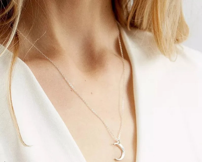 Collar con Luna Dorada – Acero Inoxidable Minimalista